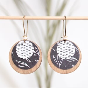 Runde Holzohrringe Sommer Strand gebeiztes Holz und lackiertes Papier Blattmuster Blumen schwarz und weiß ethnisch