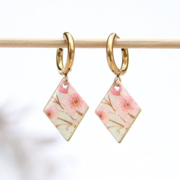 Boucles d'oreilles petits anneaux mini créoles inoxydable pendentif losange ou triangle motifs fleurs rose ou multicolores