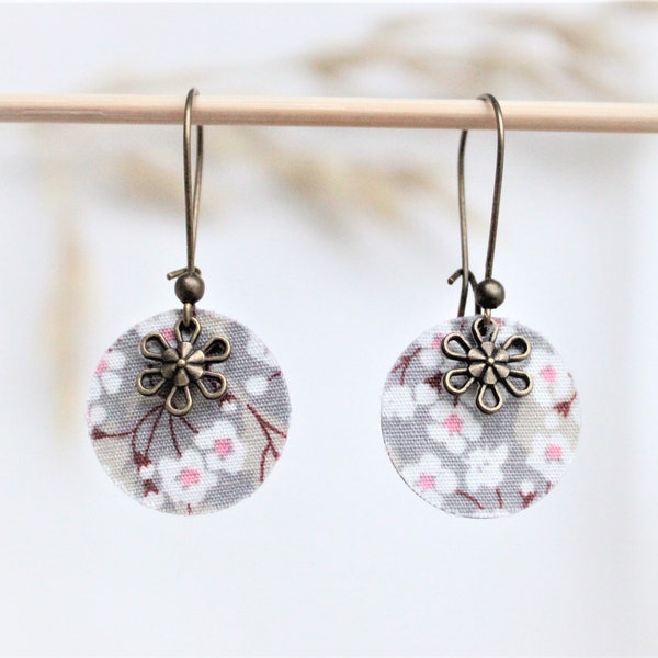 Boucles d'oreilles fantaisie rondes romantiques fleurs blanches gris rose ou vert chartreuse Modèle Flocons d' Oslo