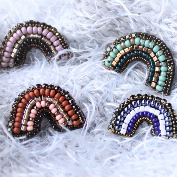 broche originale arc en ciel en perles Miyuki et strass sur feutrine recyclage perles upcycling tons vert mauve terra cotta ou bleu blanc