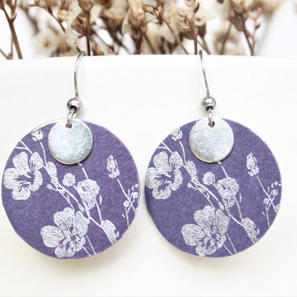 Boucles d'oreilles argent 925 ou inoxydable rondes motif fleurs fond violet sequin argenté style japonais