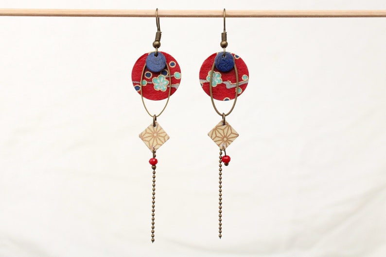 Boucles d'oreilles longues japonaises rouge et bronze Modèle Mitsumichi : lumière inconnue rouge marine fleurs
