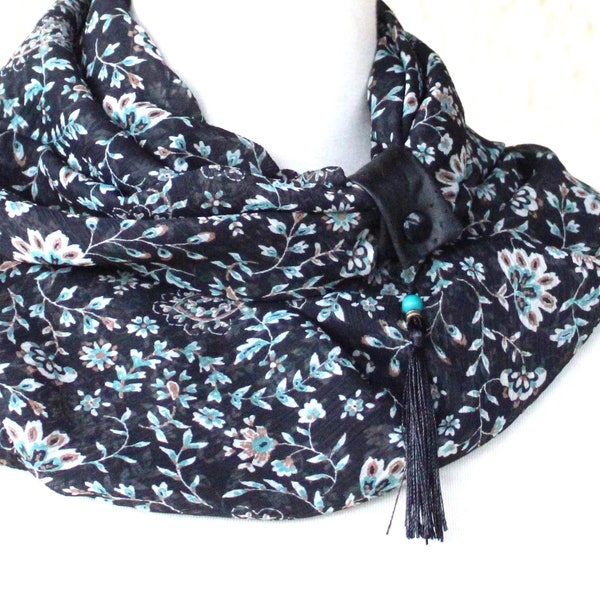 Foulard circulaire double tour de cou Infinity voile fond noir fleuri bleu paon chocolat attache simili et pompon