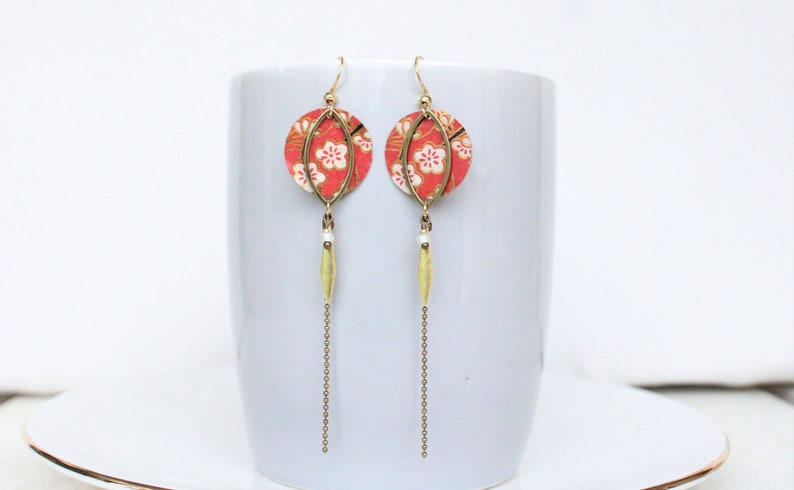 Boucles d'oreilles longues japonaises rouge et bronze Modèle Mitsumichi : lumière inconnue rouge fleur blanches