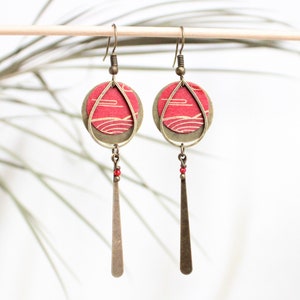 Boucles d'oreilles longues japonaises rouge et bronze Modèle Mitsumichi : lumière inconnue rouge vagues