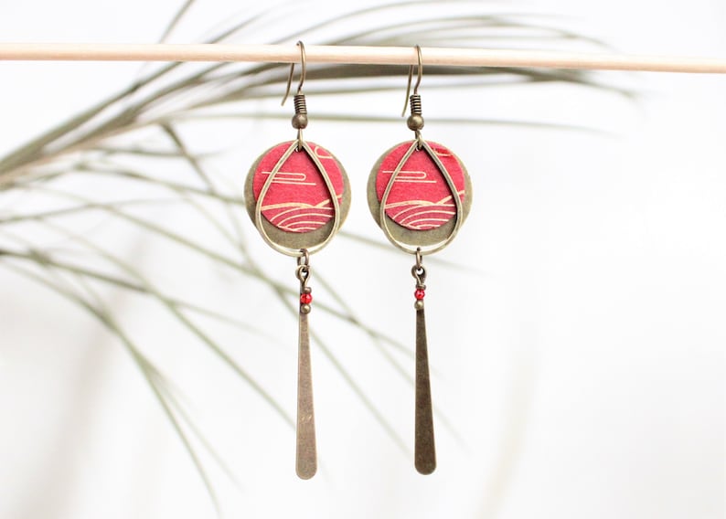 Boucles d'oreilles longues japonaises rouge et bronze Modèle Mitsumichi : lumière inconnue rouge vagues