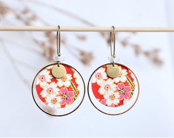 Boucles d'oreilles rondes japonaises originales gros cercles larges  fleurs blanches fond rouge ou vert mode emeraude modèle Anémone