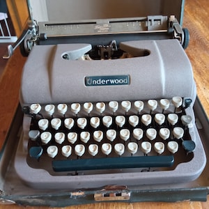 Underwood Champion finger flite machine made in USA vintage 1950