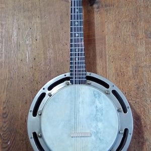 Può includere: Una tazza di ceramica bianca con manico nero e la scritta "But First, Coffee" in grassetto nero. La tazza è posta su uno sfondo sfocato, che suggerisce un'atmosfera accogliente.