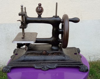 Black cast iron crank sewing machine old toy late 19th century