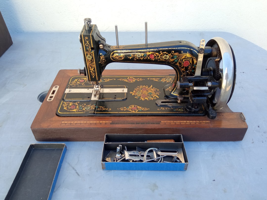 Ancienne Machine à Coudre Pour Enfant - Fonte - Paris BABY - Années 1900 - Pièces Détachées Ou Restauration