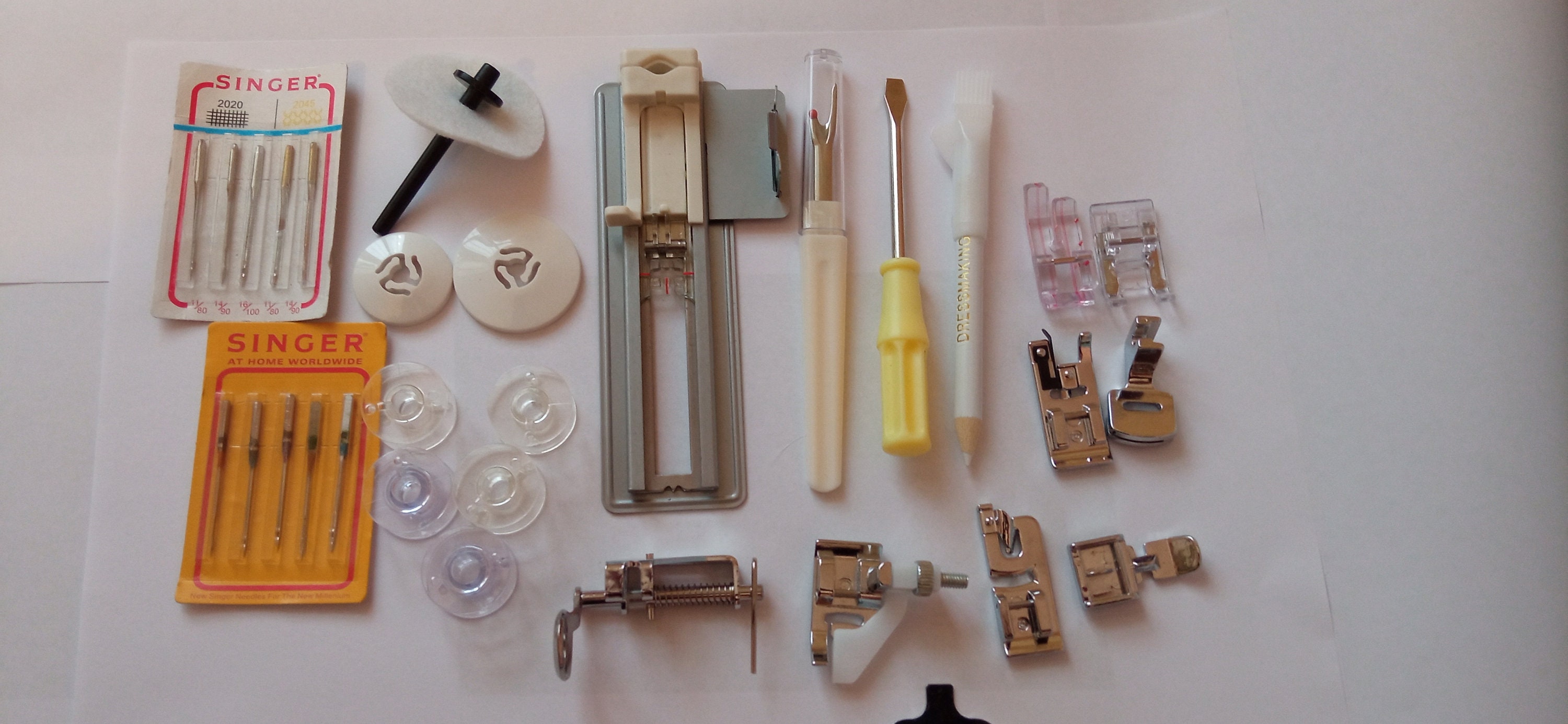 Bag of accessories for Singer Futura 4000/4020 sewing machine