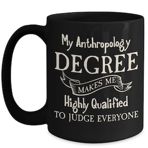 Può includere: Tazza da caffè nera con testo bianco che dice "My Anthropology Degree Makes Me Highly Qualified To Judge Everyone".