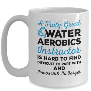 Może przedstawiać: Biały ceramiczny kubek do kawy z czarno-niebieskim wzorem. Tekst na kubku brzmi "A Truly Great Water Aerobics Instructor is hard to find, difficult to part with and impossible to forget."