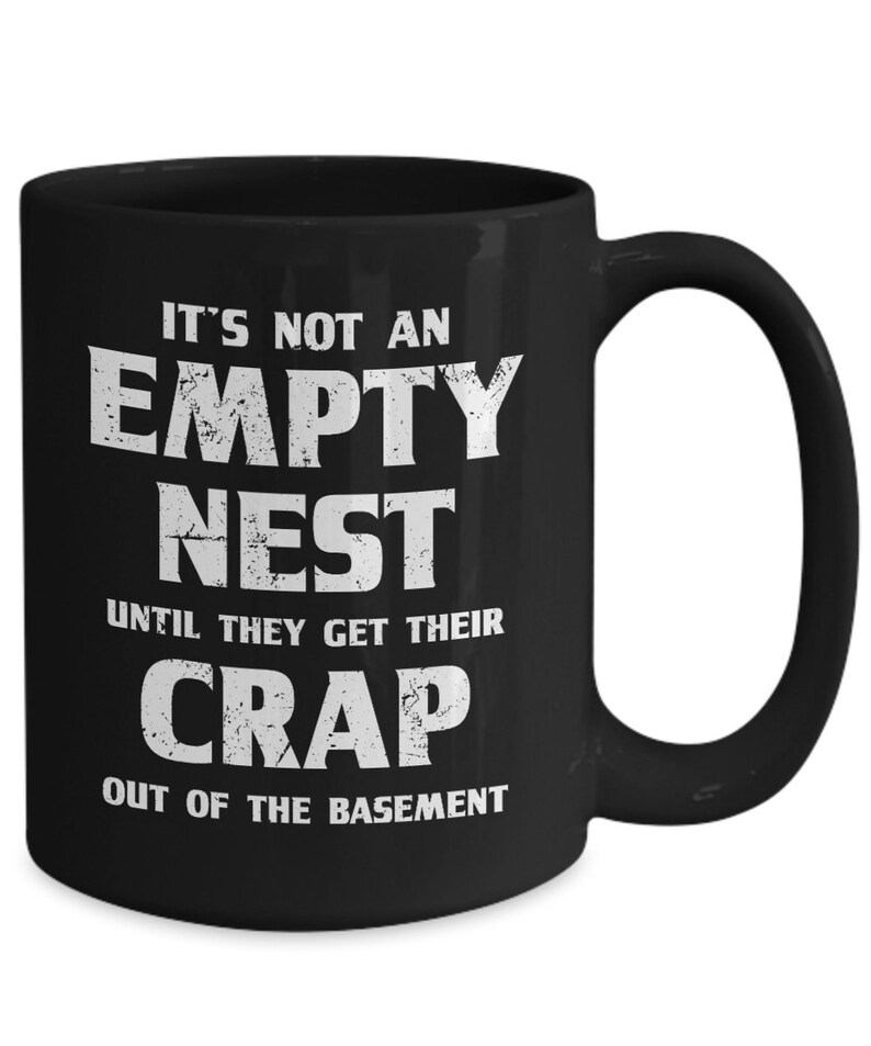 Pode incluir: Caneca de caf&eacute; de cer&acirc;mica preta com texto branco. O texto diz: "N&Atilde;O &Eacute; UM NINHO VAZIO AT&Eacute; QUE ELES TIREM SUA MERDA DO POR&Atilde;O."