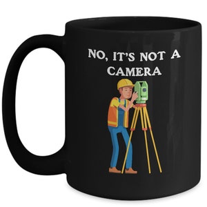 Taza de topógrafo de tierras , regalo , no es una cámara, topografía de la tierra, copa de topógrafo, regalo de construcción, taza de ocupaciones , taza de café negro