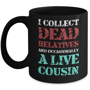 K&ouml;nnte beinhalten: Schwarze Kaffeetasse mit wei&szlig;em Text, der lautet: "Ich sammle tote Verwandte und gelegentlich einen lebenden Cousin". Der Text "tote Verwandte" ist rot und "einen lebenden Cousin" ist t&uuml;rkis.