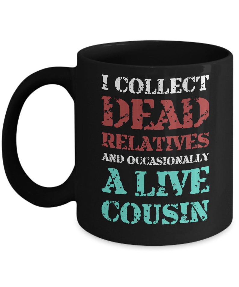 K&ouml;nnte beinhalten: Schwarze Kaffeetasse mit wei&szlig;em Text, der lautet: "Ich sammle tote Verwandte und gelegentlich einen lebenden Cousin". Der Text "tote Verwandte" ist rot und "einen lebenden Cousin" ist t&uuml;rkis.