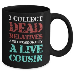 K&ouml;nnte beinhalten: Schwarze Kaffeetasse mit wei&szlig;em Text, der lautet: "Ich sammle tote Verwandte und gelegentlich einen lebenden Cousin".