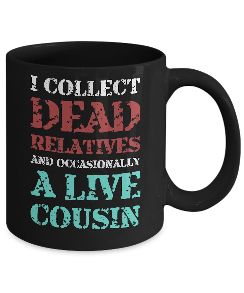 K&ouml;nnte beinhalten: Schwarze Kaffeetasse mit wei&szlig;em Text, der lautet: "Ich sammle tote Verwandte und gelegentlich einen lebenden Cousin".