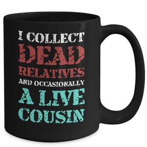 K&ouml;nnte beinhalten: Schwarze Kaffeetasse mit wei&szlig;em Text, der lautet: "Ich sammle tote Verwandte und gelegentlich einen lebenden Cousin".