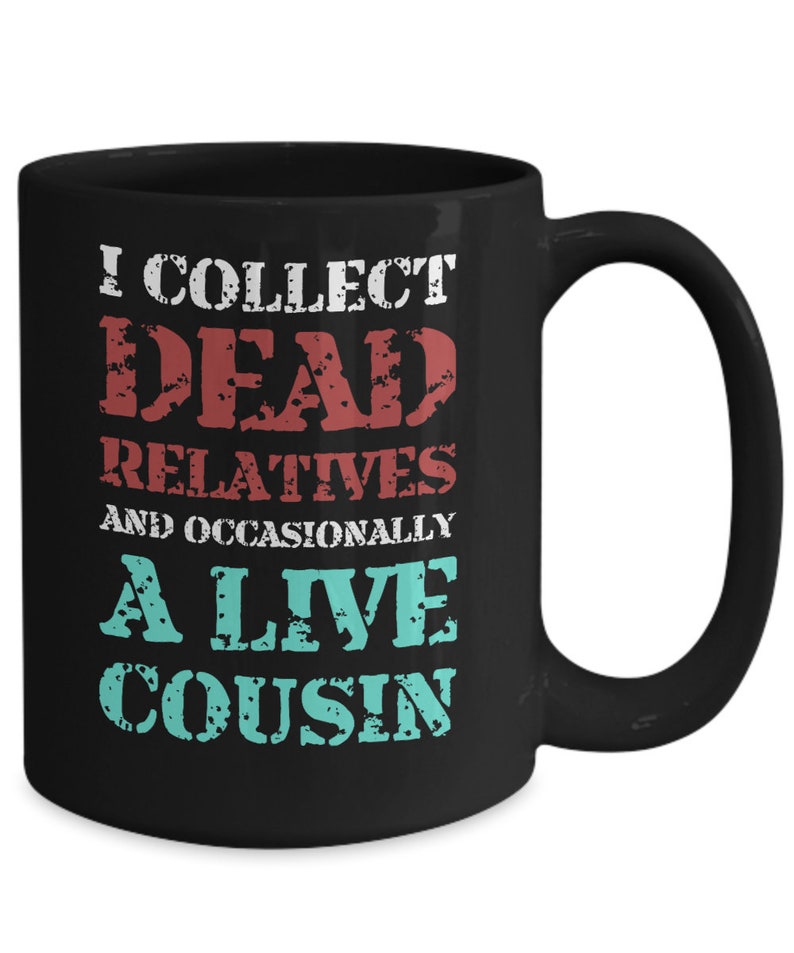 K&ouml;nnte beinhalten: Schwarze Kaffeetasse mit wei&szlig;em Text, der lautet: "Ich sammle tote Verwandte und gelegentlich einen lebenden Cousin".