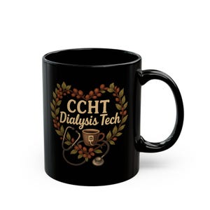 Puede incluir: Taza de café de cerámica negra con el texto "CCHT Dialysis Tech" dentro de un diseño en forma de corazón de granos de café y hojas. También se muestra una taza de café y un estetoscopio.