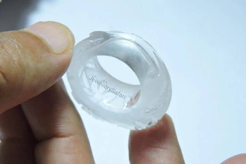 K&ouml;nnte beinhalten: Ein klarer, wei&szlig;er Ring mit einem detaillierten Design. Der Ring ist aus einem glatten, polierten Material gefertigt und hat ein schlichtes, elegantes Aussehen.