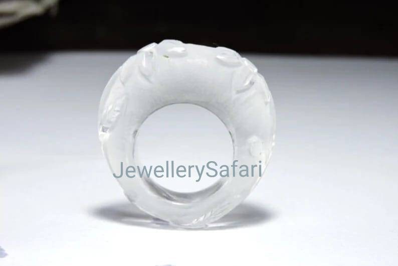K&ouml;nnte beinhalten: Ein wei&szlig;er, geschnitzter Ring aus Quarz. Der Ring hat ein einzigartiges Design mit filigranen Details. Der Ring ist ein Statement-Piece und w&auml;re eine gro&szlig;artige Erg&auml;nzung f&uuml;r jede Schmucksammlung.