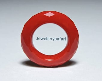 Anillo de cuarzo coral rojo con gema facetada.