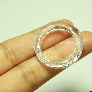 Anello con fascia sfaccettata in quarzo ialino naturale