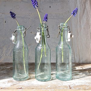 Set: Tre bottiglie vintage danesi con tappo a cerniera, piccoli vasi, brocante, stile cottage, arredamento semplice, decorazione per casa di campagna, verde pastello