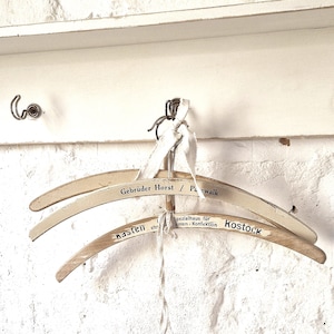 Uralte Kleiderbügel, Bleyle Kleidung, Brocante, Alte Werbung, Originalpatina, Brocanteliving