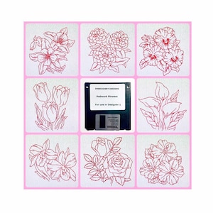 Op de afbeelding: Een floppy disk met het label "Embroidery Designs Redwork Flowers For use in Designer 1" met negen rode bloemenborduurmotieven op een roze achtergrond.