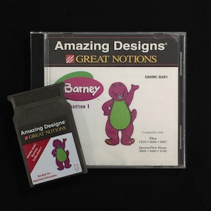 Può includere: Una custodia per CD per una cartuccia di software di ricamo Amazing Designs Great Notions con un personaggio viola di Barney il dinosauro. La cartuccia è nera e presenta un personaggio viola di Barney sul davanti. Il testo sulla cartuccia recita "Amazing Designs Great Notions ENHMC-BAR1 Barney Collection I". Il testo sulla custodia del CD recita "Amazing Designs Great Notions ENHMC-BAR1 Barney Collection I". La custodia del CD elenca anche la compatibilità con Elna, CE20, 8006, 8007, Janome, New Home, 9000, 5000 e 5700.