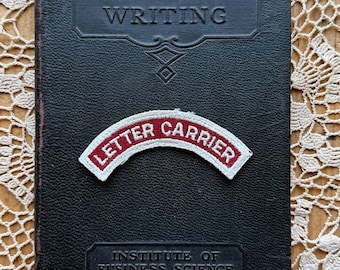 Parche de cartero vintage de EE. UU., coleccionable USPS rojo y blanco descolorido, decoración de oficina, parche de bolsa de mensajería, regalo de escritor de papelería