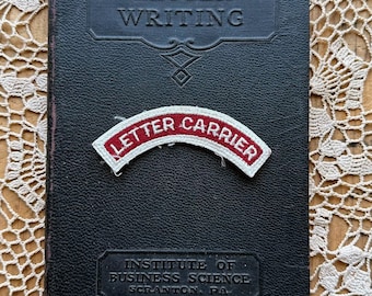 Parche vintage del cartero del correo de EE. UU., Coleccionable de USPS rojo y blanco descolorido, Decoración de oficina, Parche de bolsa de mensajero, Regalo de escritor de papelería