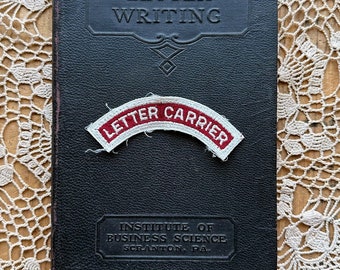 Parche de cartero vintage de EE. UU., coleccionable USPS rojo y blanco descolorido, decoración de oficina, parche de bolsa de mensajería, regalo de escritor de papelería