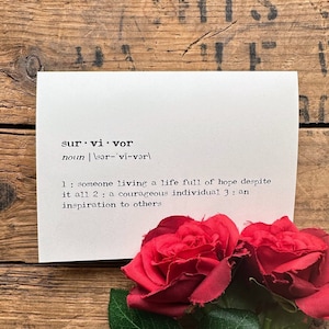 tarjeta de felicitación de definición de sobreviviente en fuente de máquina de escribir con sobre y pegatina de rosa, tarjeta 4x5.5, coraje, fuerza, recuperación del cáncer