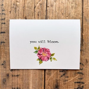 Vous allez fleurir une carte de voeux en police de machine à écrire avec une aquarelle originale de fleurs de roses sauvages, une enveloppe et un autocollant rose, dimension 4 x 5,5