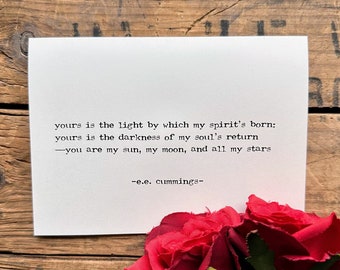 Puede incluir: Una tarjeta blanca con un poema en blanco y negro de e.e. cummings. El poema dice: "yours is the light by which my spirit's born: yours is the darkness of my soul's return -you are my sun, my moon, and all my stars -e.e. cummings-"