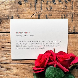 tarjeta de felicitación de definición navideña en fuente de máquina de escribir con sobre y pegatina de rosa, tarjeta en blanco tamaño 4x5.5, papelería navideña