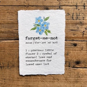 definizione di non-ti-scordar-di-me stampata in carattere macchina da scrivere su carta fatta a mano con acquerello originale di fiori, amore eterno, dolore o regalo di ricordo