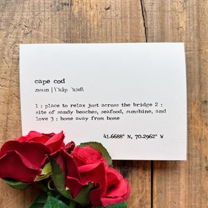 Cape Cod, Massachusetts, définition carte de voeux en police de machine à écrire avec enveloppe et autocollant rose, taille 4 x 5,5, cartes de douche nuptiale de mariage