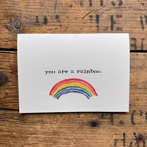 you are a rainbow Kompliment Grußkarte in Typewriter Font mit original Regenbogen Aquarell, Umschlag und Rosenaufkleber, LGBTQ Pride Karte