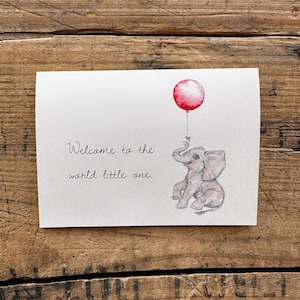Willkommen in der Welt der kleinen Geburtstagsgrußkarte mit Elefant, der roten Ballon hält, Karte für neues Baby, Tochter, Sohn