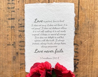 El amor es paciente, el amor es bondadoso. 1 Corintios 13:4-8 Escritura en letra cursiva sobre papel hecho a mano, regalo de aniversario cristiano, decoración de boda.