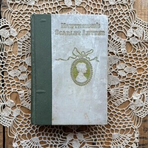 Libro raro de La letra escarlata de 1892 de Nathaniel Hawthorne con portada con cameo de Henry Altemus, segunda edición, novela romántica de Boston del siglo XVII