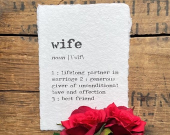 5x7 または 8x10 の手作りコットン紙にタイプライターフォントで印刷された妻の定義、結婚式の装飾、妻への贈り物、妻の記念日の贈り物、結婚