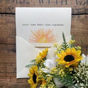 tu amor se siente como una tarjeta de cumplido de sol en fuente de máquina de escribir con acuarela de sol original, sobre y pegatina de rosa, tarjeta de amor de verano